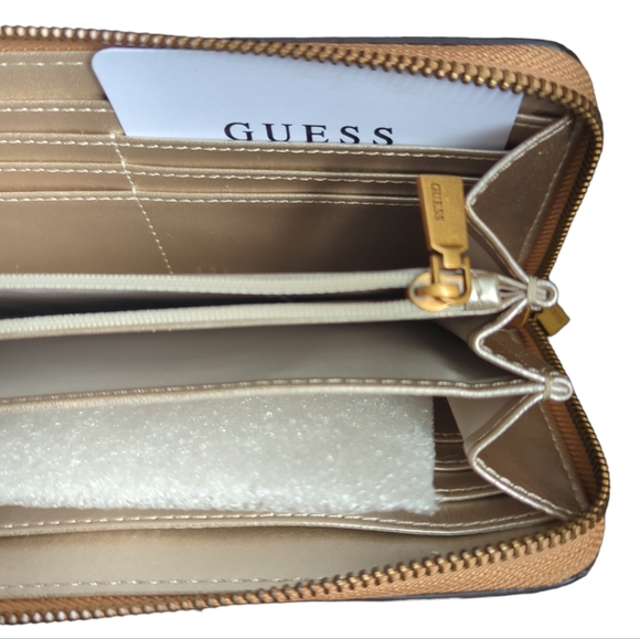 #53 - GUESS Los Angeles Wallet - Picture 4 of 7